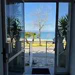 Kamari Seafront Apartmán *