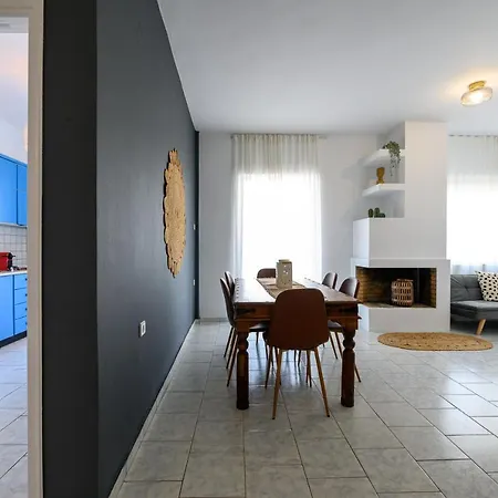 شقة Kamari Seafront *