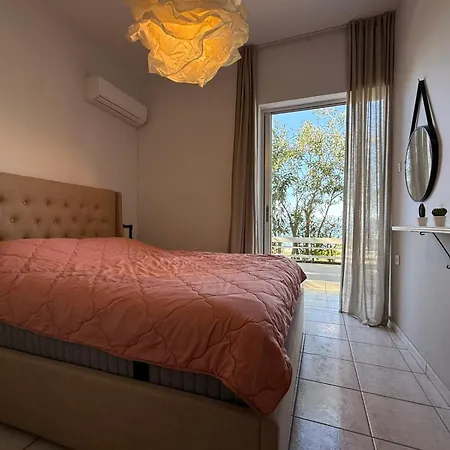 Kamari Seafront Apartmán *
